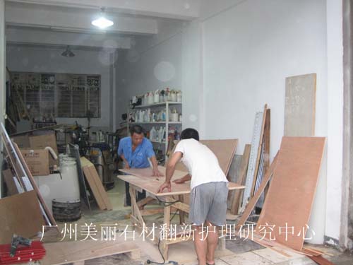 员工能手在加工制作外贸木箱