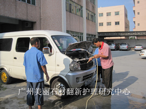 出发前给车马喝水、降温