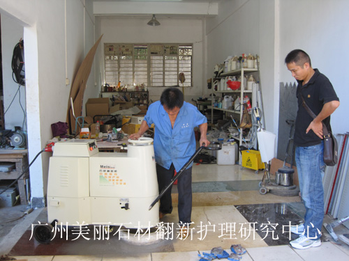 叶先生在学习花岗岩打磨翻新技术