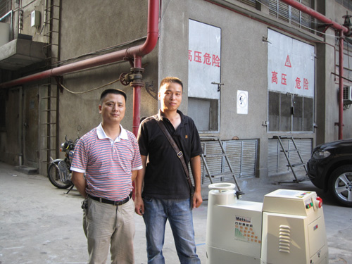公司龚经理和叶先生在一起