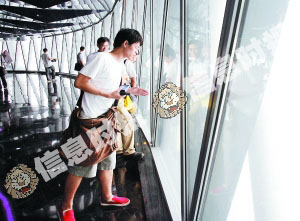 市民、游客在84楼观光厅俯瞰广州