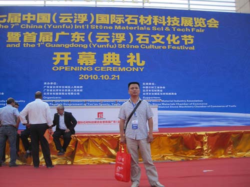 龚经理在展会现场