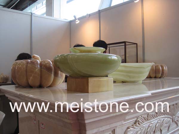 展会上各种玉石工艺品