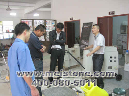 技术工程师龚经理在讲解花岗岩打磨知识